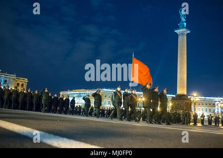 La piazza del palazzo, San Pietroburgo, Russia - 30 aprile 2018: militare di combattenti marzo attraverso durante la sfilata del Grande Vittoria Foto Stock