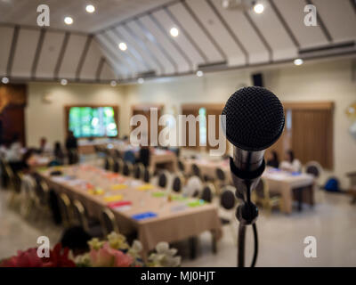 In prossimità del microfono in sala da concerto o in sala conferenza Foto Stock