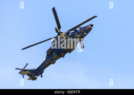 Berlino / GERMANIA - Aprile 28, 2018: militare bimotore attacco elicottero Tiger, da Airbus elicotteri vola a aeroporto / Berlino Schoenefeld. Foto Stock