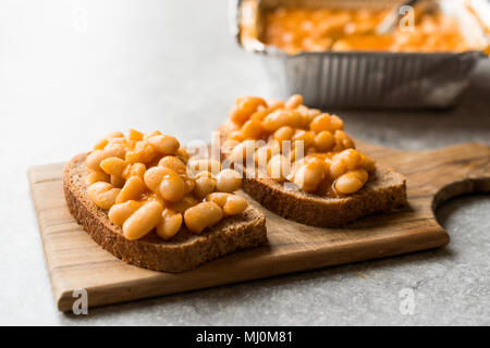 Fagioli al forno con pane tostato. I cibi tradizionali. Foto Stock