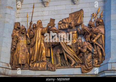 Mosca, Russia- aprile, 24, 2018: Outdoor View di sculture in bronzo sulla Cattedrale di Cristo Salvatore sulla sponda nord del fiume Moskva a Mosca Foto Stock