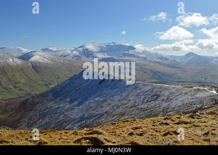 A piedi e vedute fino al vertice di Mynydd Mawr vicino Rhyd Du, Snowdonia Foto Stock