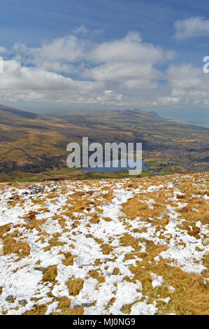 A piedi e vedute fino al vertice di Mynydd Mawr vicino Rhyd Du, Snowdonia Foto Stock