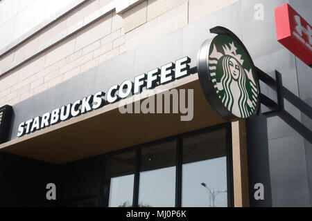 Starbucks Coffee Logo ed etichetta in Cina, Aprile 2018 Foto Stock