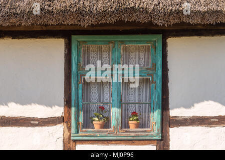 Windows di vecchi Ethno house nel museo all aperto nel villaggio di Kluki. Polonia Foto Stock