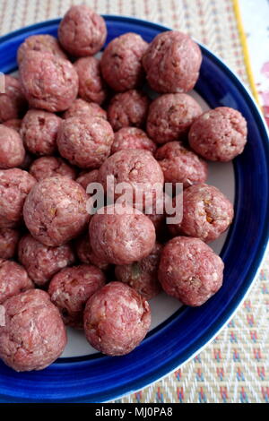 Close up di carne cruda sfere pronto per cucinare Foto Stock