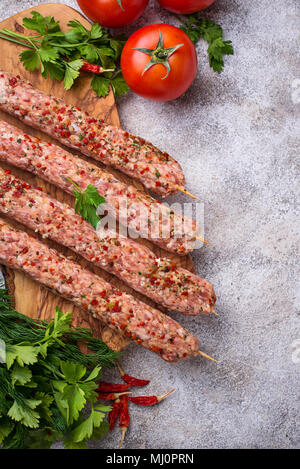 Carni macinate spiedini di kebab di lula su sfondo chiaro Foto Stock