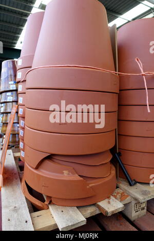 Pila di vasi di terracotta sul display con vasi rotti nella parte inferiore Foto Stock