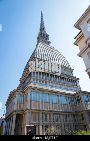 Torino Piemonte, Italia: visite turistiche intorno alla città guardando i suoi monumenti storici, in una giornata di sole Foto Stock