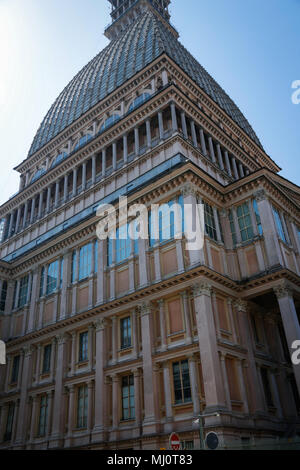 Torino Piemonte, Italia: visite turistiche intorno alla città guardando i suoi monumenti storici, in una giornata di sole Foto Stock