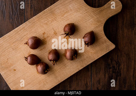 Nespola frutti su una superficie di legno. (Concetto organico) Foto Stock