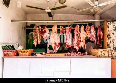 Santiago Sacatepequez, Guatemala - 1 Novembre 2017: carne appesi nelle tradizionali si affacciava sulla strada di una macelleria il giorno di Tutti i Santi del. Foto Stock