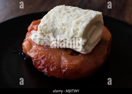 Avya tatlisi è un dessert dalla cucina turca che è fatta con le mele cotogne Foto Stock