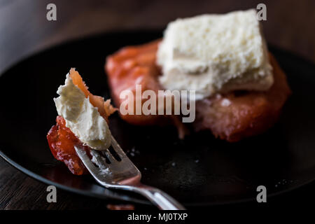 Avya tatlisi è un dessert dalla cucina turca che è fatta con le mele cotogne Foto Stock