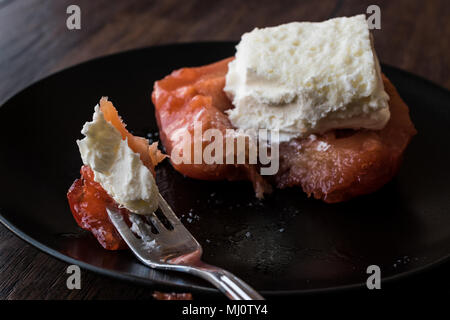 Avya tatlisi è un dessert dalla cucina turca che è fatta con le mele cotogne Foto Stock