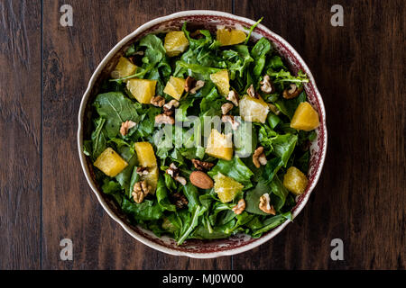 Ananas con insalata di verdure su una superficie in legno. (Alimenti biologici) Foto Stock