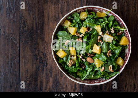 Ananas con insalata di verdure su una superficie in legno. (Alimenti biologici) Foto Stock