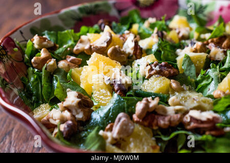Ananas con insalata di verdure su una superficie in legno. Alimenti biologici. Foto Stock