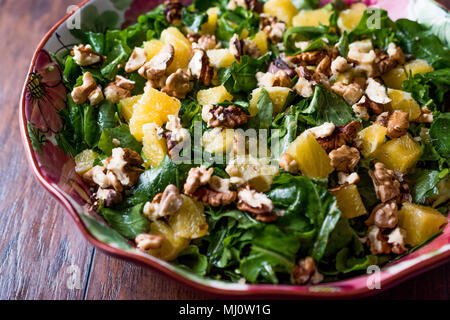 Ananas con insalata di verdure su una superficie in legno. Alimenti biologici. Foto Stock