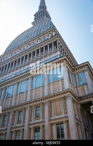 Torino Piemonte, Italia: visite turistiche intorno alla città guardando i suoi monumenti storici, in una giornata di sole Foto Stock