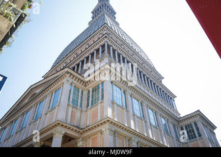 Torino Piemonte, Italia: visite turistiche intorno alla città guardando i suoi monumenti storici, in una giornata di sole Foto Stock