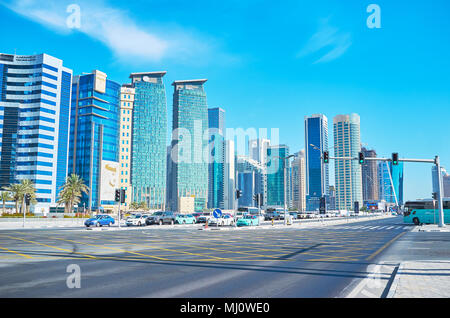 DOHA, Qatar - 13 febbraio 2018: West Bay quartiere vanta moltitudine di moderni quartieri di affari con grattacieli di vetro e ampie strade di automobile, Foto Stock