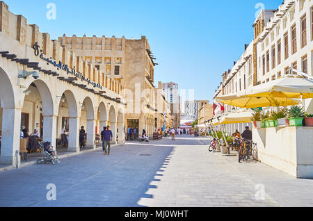 DOHA, Qatar - 13 febbraio 2018: Souq Waqif viene preservata storica area di mercato in città con alloggiamento autentica, numerose caffetterie, negozi diversi e p Foto Stock