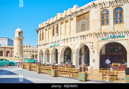 DOHA, Qatar - 13 febbraio 2018: Souq Waqif market è pieno di autdoor caffetterie e ristoranti di lusso, alloggi in dimore storiche e offre gustosi Foto Stock