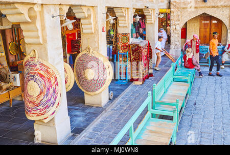 DOHA, Qatar - 13 febbraio 2018: i numerosi negozi di Souq Waqif con tradizionale di merci - palm tappeti, stoviglie, artigianato e souvenir, sul Fe Foto Stock