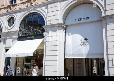 Torino Piemonte, Italia: visite turistiche intorno alla città guardando i suoi monumenti storici, in una giornata di sole Foto Stock