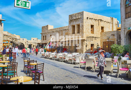 DOHA, Qatar - 13 febbraio 2018: le righe dei caffè all'aperto nel Souq Waqif, ristoranti locali offrono una cucina saporita e fragrante di caffè e tè, il 13 febbraio ho Foto Stock