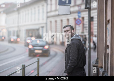 Ritratto di un bel giovane hipster uomo in un ambiente urbano. Foto Stock