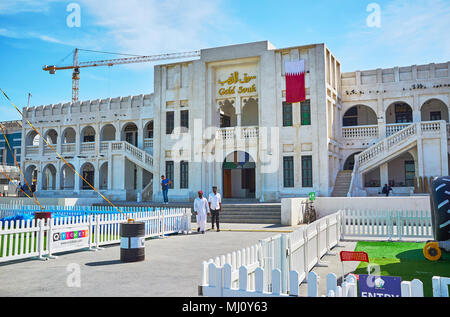 DOHA, Qatar - 13 febbraio 2018: la facciata di edificio moderno di oro mercato di Souq Waqif - i grandi gioielli shopping centre, situato nel Souq distr Foto Stock