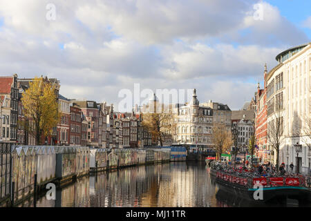 Vista del famoso Bloemenmarkt (un mercato dei fiori) e il canale Singel. Amsterdam, Paesi Bassi, l'Europa. Foto Stock