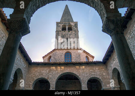 Porec, in Croazia - Campanile della Basilica Eufrasiana (Basilica Cattedrale dell Assunzione di Maria) dal sesto secolo, Patrimonio Mondiale UNESCO Foto Stock