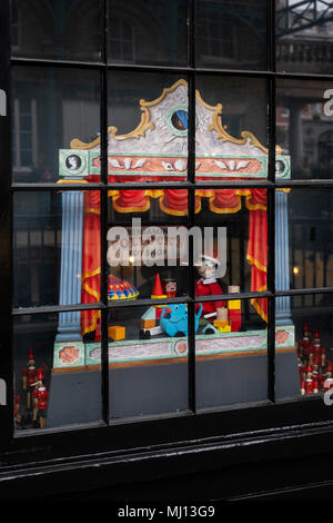 Benjamin Pollocks toyshop window display, Covent Garden Piazza di Londra, Inghilterra Foto Stock