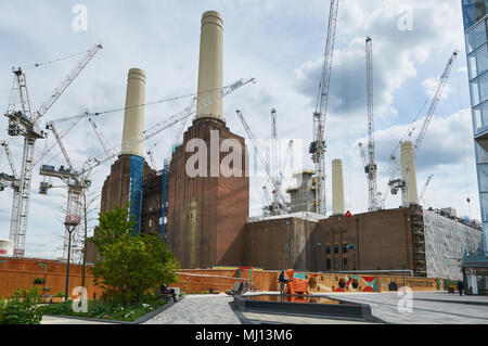 Battersea Power Station in fase di riconversione, visto dal Riverside Walk Foto Stock