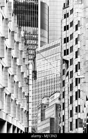 Vecchi e nuovi edifici astratta. Tritare Lane, Londra, Inghilterra. In bianco e nero Foto Stock