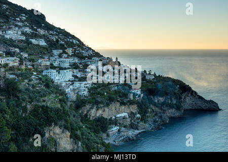 La mattina presto vista di Praiano lungo la costa di Amalfi, Campania, Italia