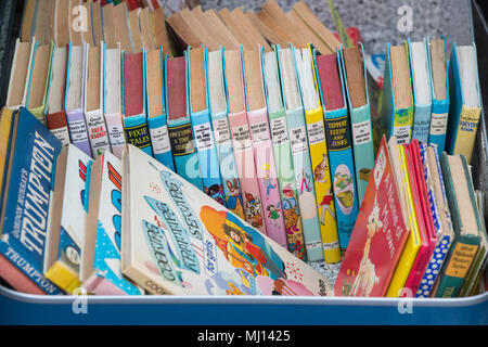 Valigia di vecchi bambini enid chelmsford libri per la vendita in un retro vintage auto vendita di avvio. Granary Square, Kings Cross, London Foto Stock