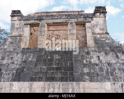 Parete di antiche rovine della grande palla di edifici a Chichen Itza city, Messico, più grandi e più impressionante di siti archeologici nel paese, cielo molto nuvoloso Foto Stock