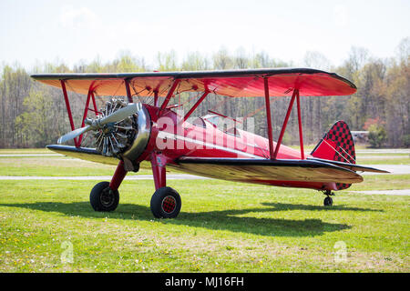 Vintage piano rosso pronto a volare sul campo al giorno Foto Stock