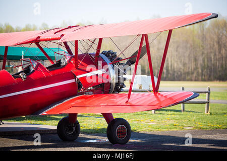 Vintage piano rosso pronto a volare sul campo al giorno Foto Stock