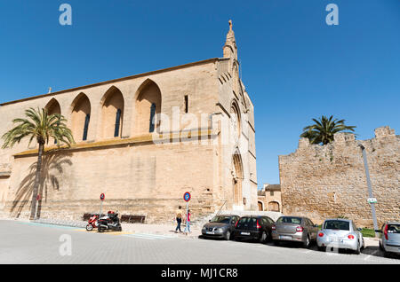 Alcudia, Mallorca, Spagna. 2018. La chiesa parrocchiale di Sant Jaume in stile neo gotico che risale al 1893 nel centro di Alcudia. Foto Stock