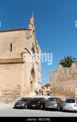 Alcudia, Mallorca, Spagna. 2018. La chiesa parrocchiale di Sant Jaume in stile neo gotico che risale al 1893 nel centro di Alcudia. Foto Stock