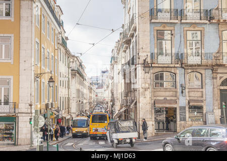 1 Marzo 2018: Lisbona, Portogallo - il traffico in una strada trafficata, Rua da Conceicao, nel centro della città. Foto Stock