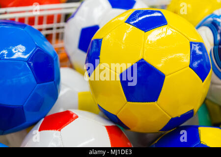 Mosca, Russia - 27 Aprile 2018: colorate palle nel supermercato Auchan. Foto Stock