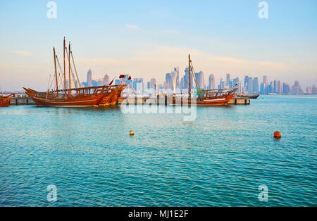 La città è particolarmente bella la mattina presto - i colori del tramonto si riflettono sul vetro e pareti metalliche di grattacieli e la vecchia DH Foto Stock