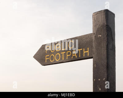 Close up di legno nero sentiero pubblico segno modo trail; essex; Inghilterra; Regno Unito Foto Stock