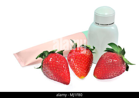 Prodotti di Cosmetica Naturale con estratto di fragola: tubo in plastica con cura della pelle crema o maschera e bottiglia di gel, lozione cosmetica o latte, isolato o Foto Stock